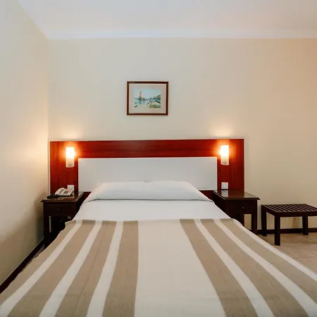 מלון Avenida 3*